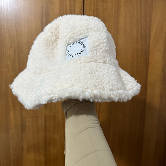 ASOS WEEKEND collective Sherpa bucket hat with logo in cream - Picture 4 of 4